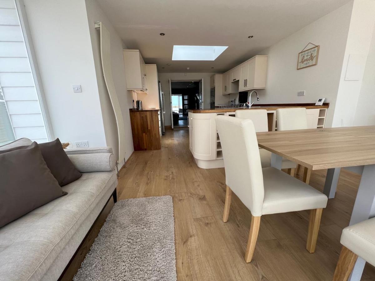Pass The Keys Fabulous Beach Front Holiday Location Lydd Bagian luar foto