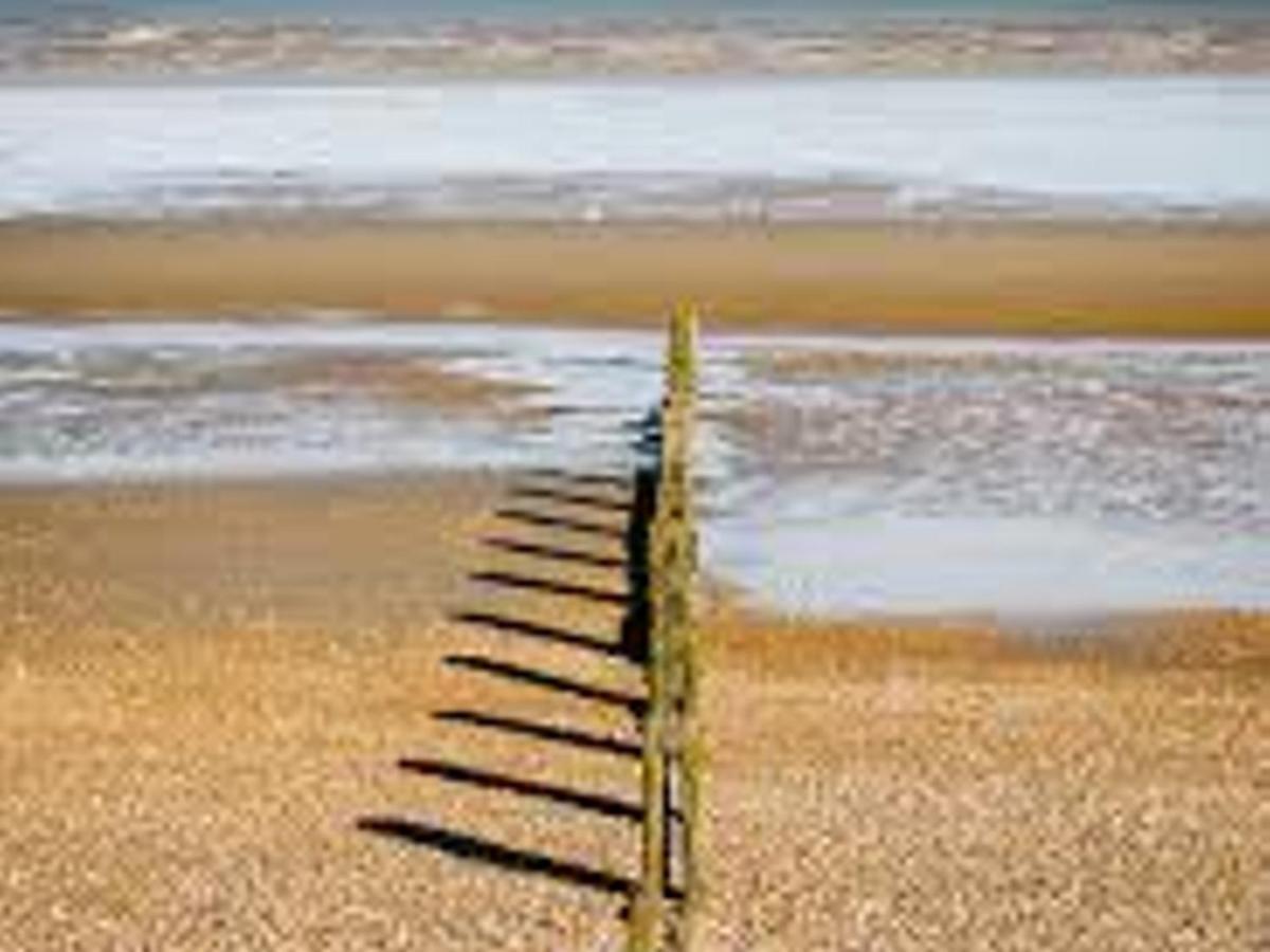 Pass The Keys Fabulous Beach Front Holiday Location Lydd Bagian luar foto