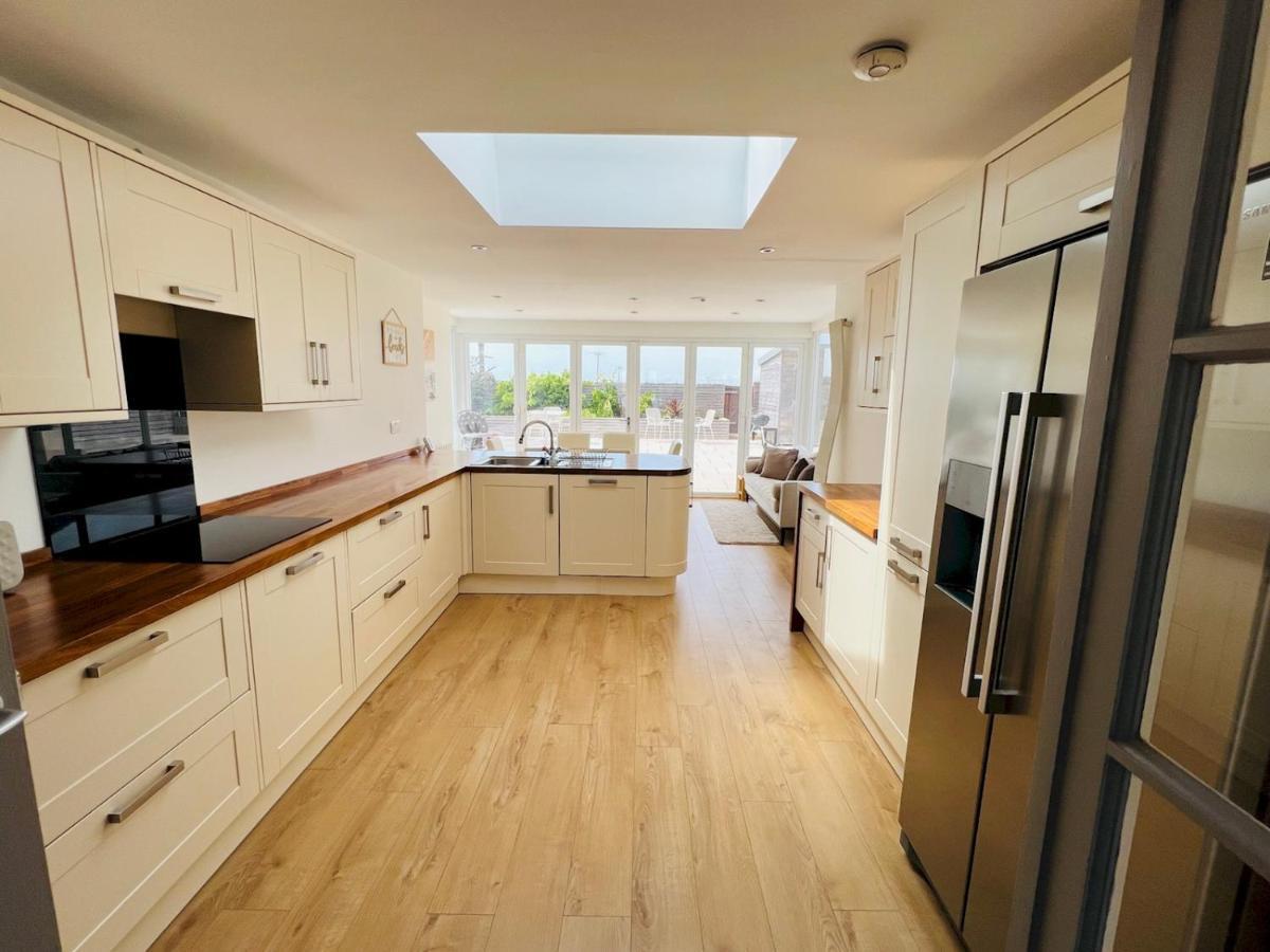 Pass The Keys Fabulous Beach Front Holiday Location Lydd Bagian luar foto