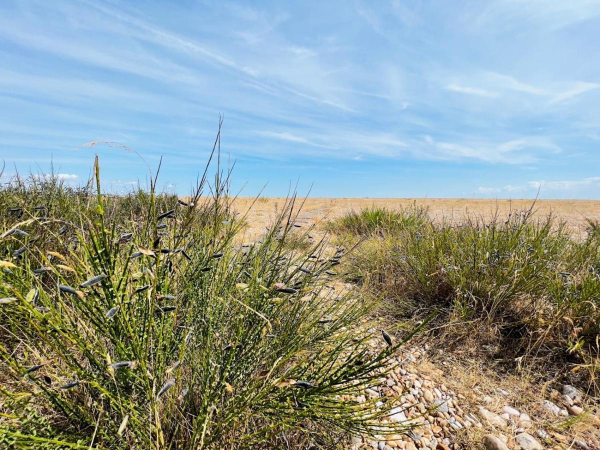 Pass The Keys Fabulous Beach Front Holiday Location Lydd Bagian luar foto