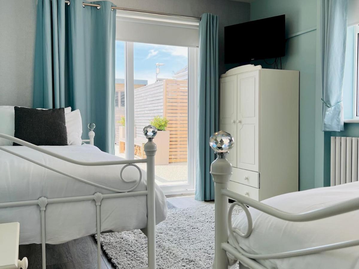 Pass The Keys Fabulous Beach Front Holiday Location Lydd Bagian luar foto