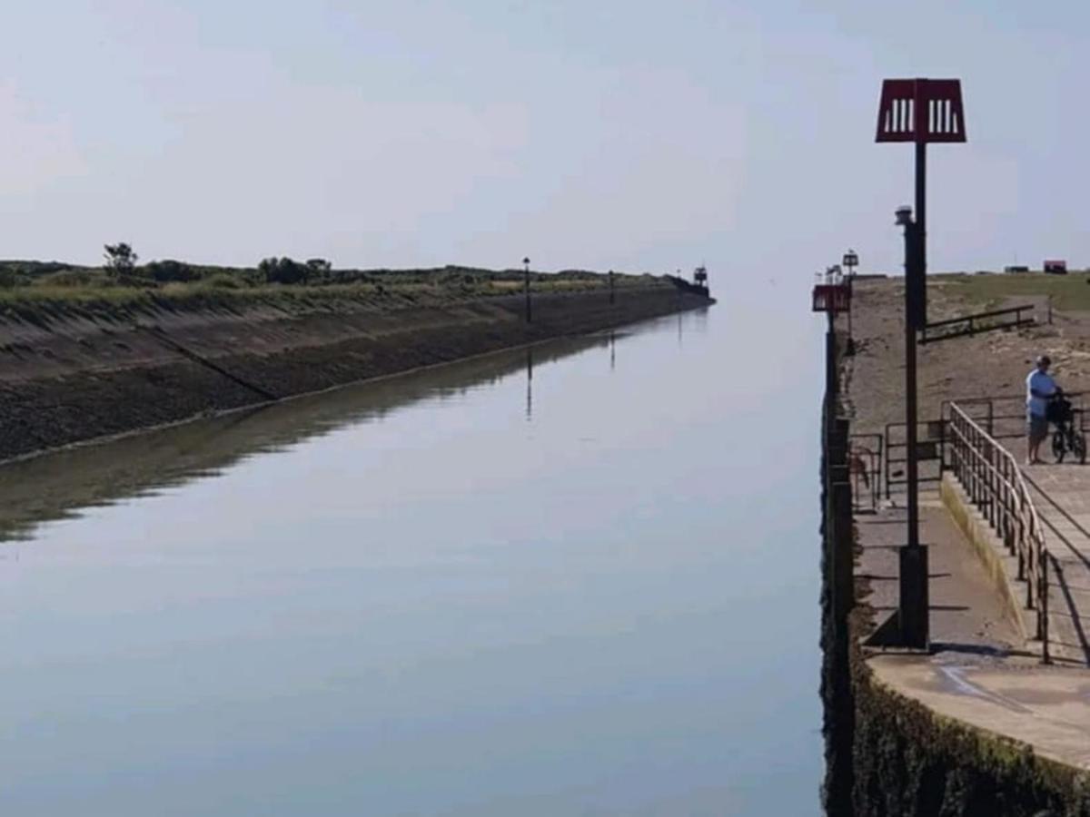 Pass The Keys Fabulous Beach Front Holiday Location Lydd Bagian luar foto