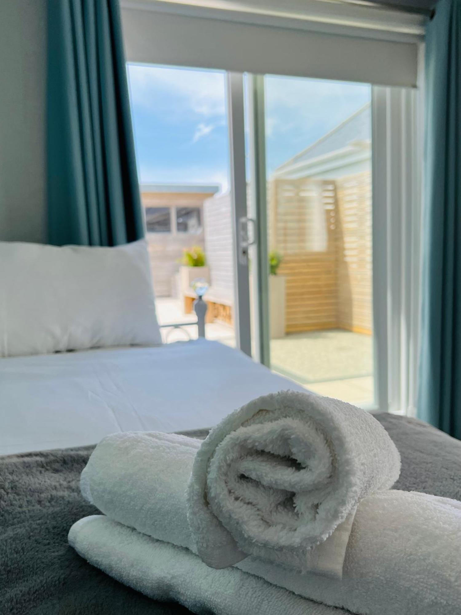 Pass The Keys Fabulous Beach Front Holiday Location Lydd Bagian luar foto